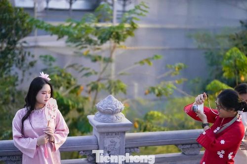 Chụp ảnh áo dài 'đậm chất điện ảnh' ở tu viện Vĩnh Nghiêm