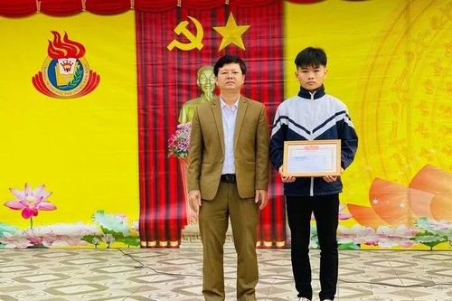 Nam sinh lớp 10 trả lại 100 triệu cho người chuyển khoản nhầm