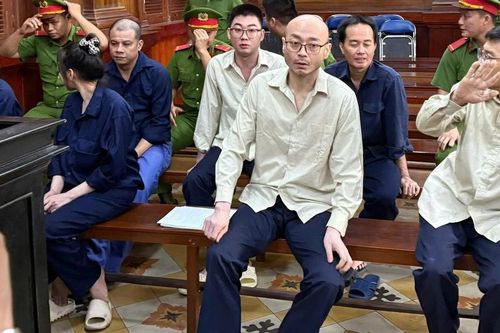 Chủ nhà hàng người Hàn Quốc lĩnh án vì môi giới mại dâm, đưa hối lộ