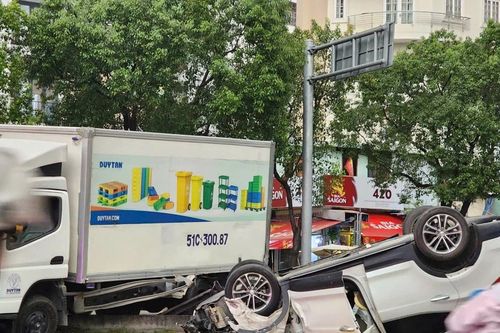Xe ô tô lật chắn ngang đường, kẹt xe dài hơn 2km