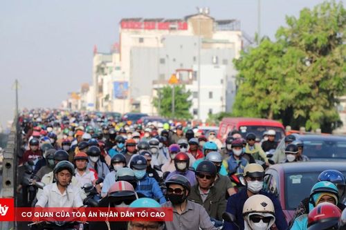 Người dân 'toát mồ hôi' ở TP.HCM sau kỳ nghỉ Tết Dương lịch