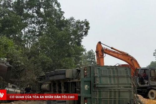 Ô tô con bẹp dúm sau tai nạn, 1 người tử vong