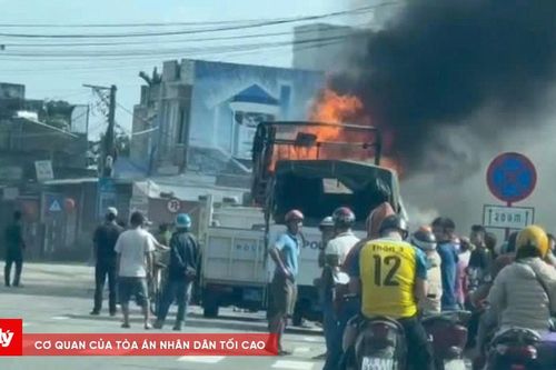 Xe tải bốc cháy dữ dội trên Quốc lộ 1A, giao thông ùn ứ cục bộ