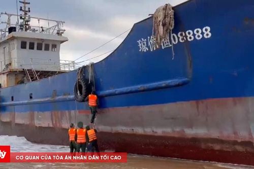 Kiểm tra tàu sắt lạ trôi dạt vào biển ở Quảng Ngãi
