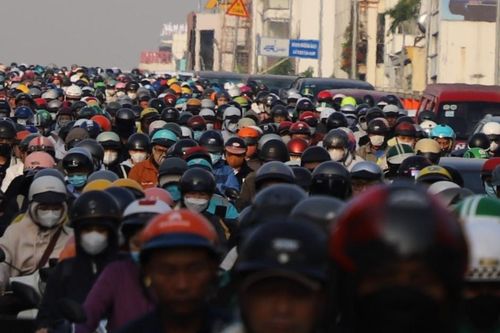Vật lộn giữa 'biển người và xe' vào trung tâm TPHCM sáng đầu năm