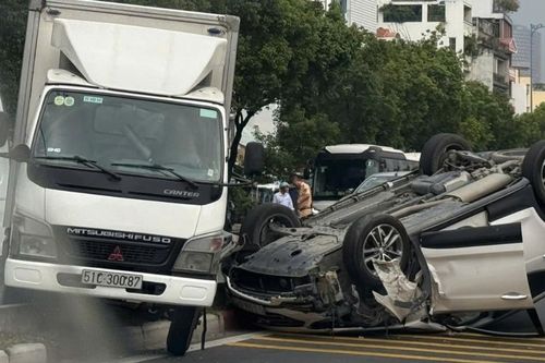 Ô tô lật ngửa trên đại lộ ở TPHCM, giao thông ùn tắc 2km