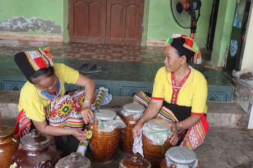 Rượu cần 'đắt hàng' mùa Tết