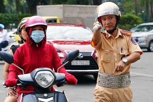 Người chạy xe máy quá chậm có vi phạm quy định về an toàn giao thông không?