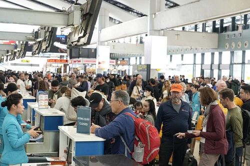 Sân bay Nội Bài đón lượng khách quốc tế cao kỷ lục dịp Tết Dương lịch