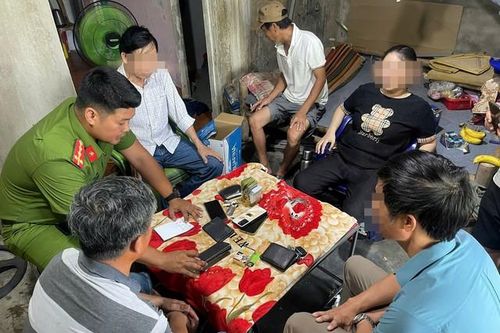Bắt quả tang nhóm đối tượng đánh bạc trái phép lúc nửa đêm