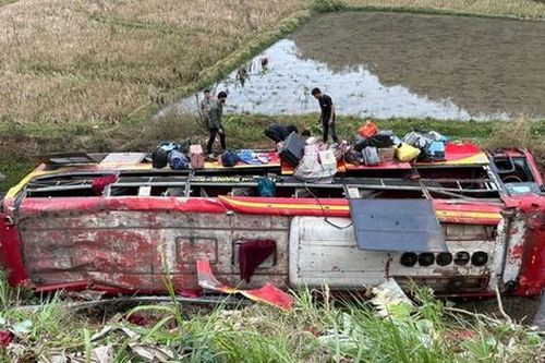 Vụ lật xe khách chở 22 người: Tài xế khai buồn ngủ nên mất lái