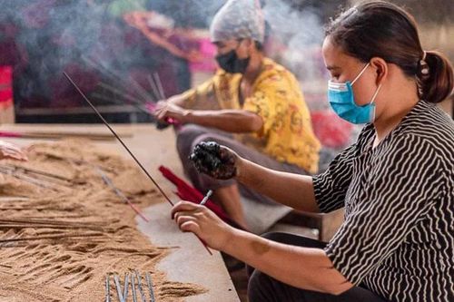 Những người thợ lưu giữ và lan tỏa hương bài nồng ấm