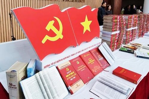 Khai trương Không gian trưng bày 'Dưới cờ Đảng quang vinh'