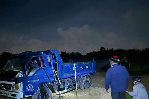 Công an xã Gò Nổi ngăn chặn nhóm đối tượng khai thác cát trái phép lúc rạng sáng