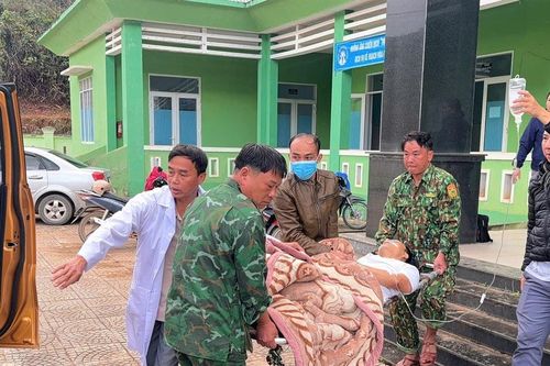 Quân y biên phòng kịp thời cứu bệnh nhân người Cơ Tu xã Hùng Sơn bị xuất huyết dạ dày