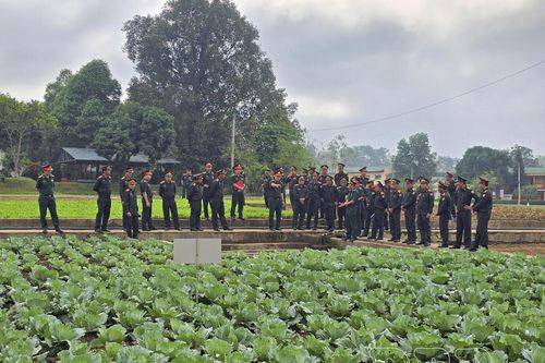 Sát cánh cùng bạn Lào trong bảo đảm hậu cần, kỹ thuật