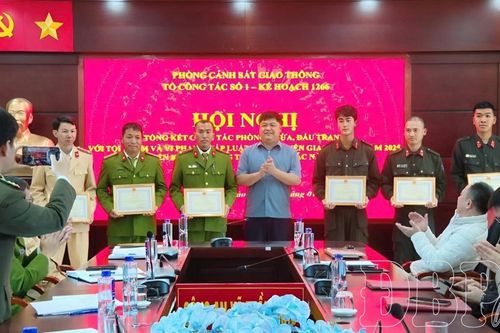 Biểu dương Tổ công tác số 1 về thành tích đấu tranh phòng, chống tội phạm