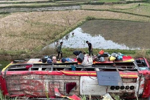 Lật xe khách tuyến Quảng Ninh - Sông Mã tại Sơn La khiến 11 người bị thương
