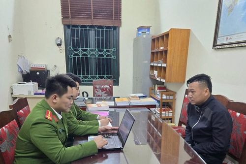 Phú Thọ: Bắt giữ đối tượng dùng súng quân dụng đe dọa vợ và tàng trữ pháo nổ