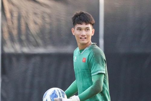 Thủ môn Đình Hải bay xuyên đêm hội quân cùng U23 Việt Nam trước giờ đấu U23 Jordan