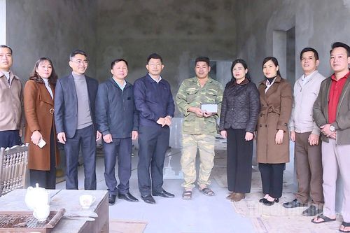 Yên Nguyên trao kinh phí hỗ trợ 70 triệu đồng làm nhà cho hộ nghèo sau bão lũ