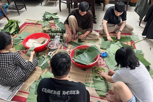 Miên man mứt bánh…