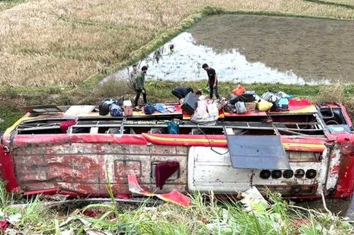 Bản tin TNGT 5/1: Xe khách chở 22 người bị lật ở Sơn La, tài xế khai gì?