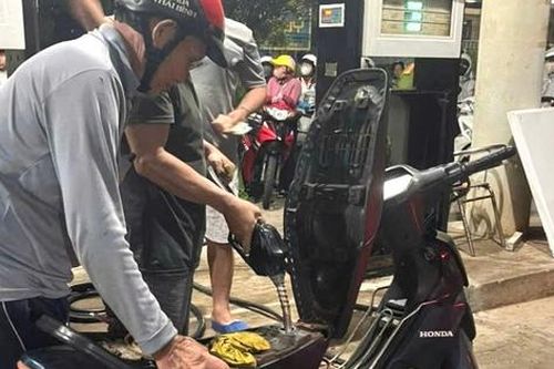 Cây xăng trên đảo Phú Quý mở bán trở lại sau 2 ngày gián đoạn