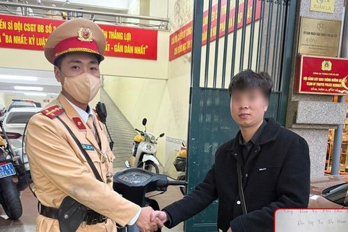 Hà Nội: CSGT kịp thời ngăn chặn trộm cắp, trao trả tài sản cho người dân