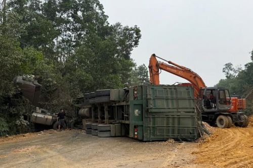 Va chạm với xe tải, xe đầu kéo bị lật đè lên xe ô tô con khiến 2 người thương vong