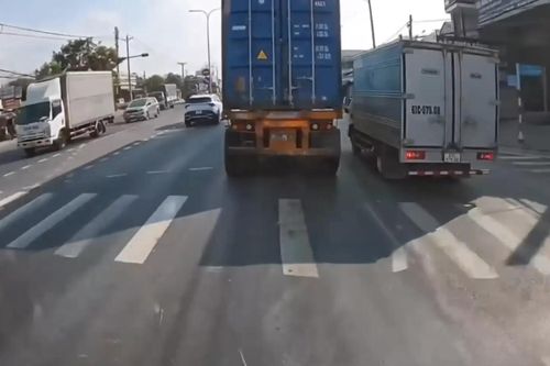 Xe tải vượt trái phép đe dọa an toàn phương tiện khác