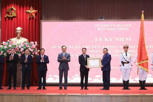 Ban Nội chính Thành ủy đón Huân chương Lao động Hạng Ba