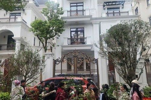 Điều bất bình thường tại biệt thự của Hoàng Hường