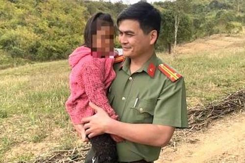 Tìm thấy cháu bé 5 tuổi đi lạc trong rừng giữa trời mưa rét