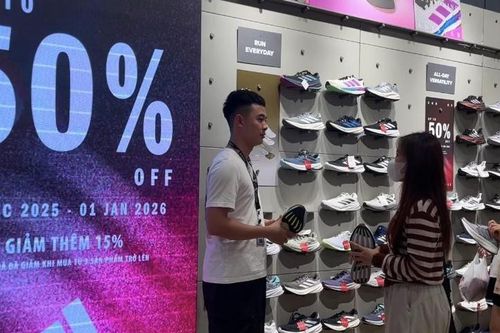 Đua nhau giảm giá đầu năm mới: Người tiêu dùng được lợi hay mắc bẫy khuyến mại quen thuộc?