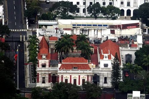 Drone lạ bay qua dinh Tổng thống Venezuela, an ninh nổ súng