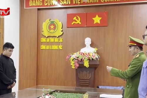 Dùng đũa tấn công tài xế taxi khi xe đang chạy, người đàn ông bị bắt giam