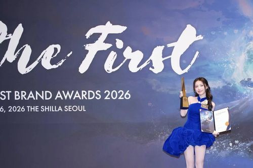 Han Sara tỏa sáng trên thảm đỏ Hàn Quốc, hạnh phúc với giải thưởng đầu tiên của năm 2026