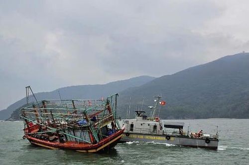 Đà Nẵng: Kịp thời cứu nạn, lai dắt tàu cá bị phá nước vào bờ an toàn