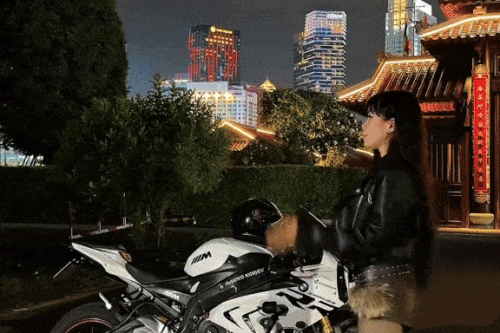 Rầm rộ trào lưu thuê 'trai đẹp' lái môtô, chở đi lượn phố đêm ở TP.HCM
