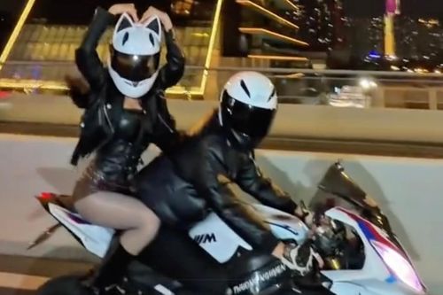 Khoảnh khắc cô gái 'đu trend' ngồi sau trai lạ, lái môtô gây sốt