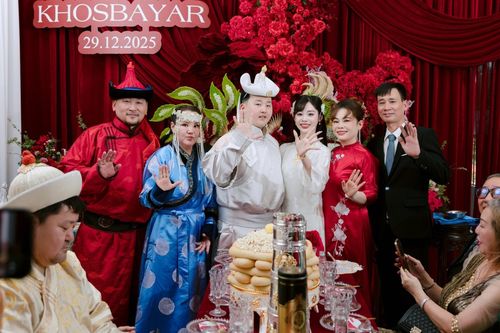 Tráp bánh lạ, sữa bò trong đám hỏi cô dâu Việt Nam và chú rể Mông Cổ