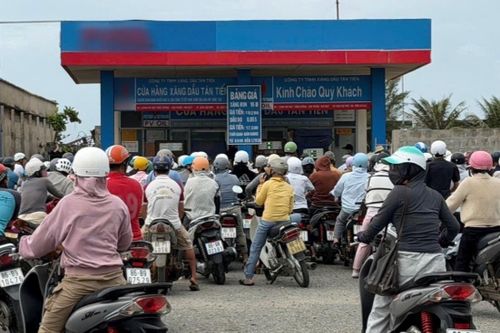 Chờ cả sáng, tới 3 lần vẫn không mua được xăng trên đảo Phú Quý