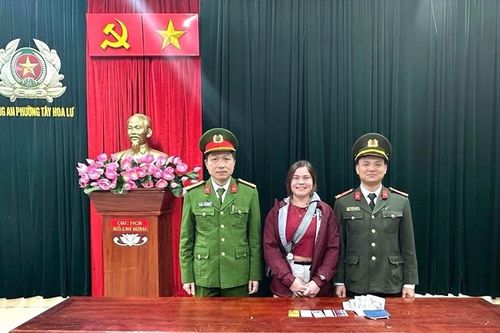 Ninh Bình: Du khách nước ngoài vỡ òa khi nhận lại tài sản đánh rơi