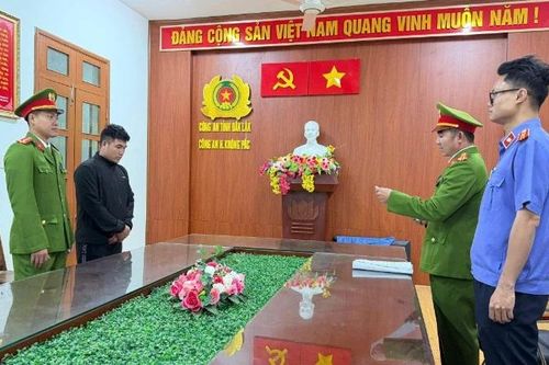 Khởi tố vụ án, khởi tố bị can dùng đũa hành hung tài xế khi xe đang lưu thông trên đường ở Đắk Lắk
