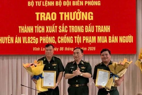 Khen thưởng tập thể có thành tích xuất sắc trong đấu tranh phòng, chống mua bán người