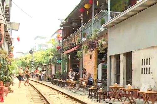 Hà Nội đề nghị dừng chạy tàu qua phố cà phê đường tàu