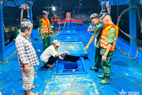 Bộ đội Biên phòng tỉnh Cà Mau: Phát hiện tàu vận chuyển hơn 100.000 lít dầu trái phép trên biển