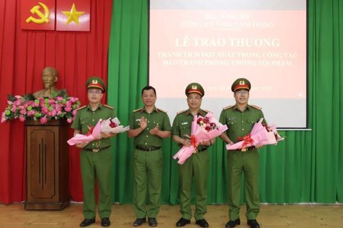 Công an tỉnh Lâm Đồng khen thưởng cho lực lượng điều tra khám phá nhanh vụ cướp tiệm vàng