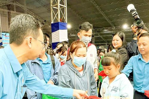 Vượt khó khăn, duy trì thưởng tết cho người lao động